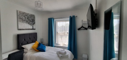 small Double room En suite with shower -Garden View