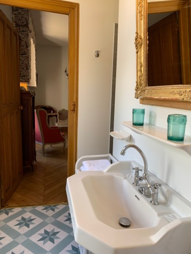 Salle de bain et fenêtre