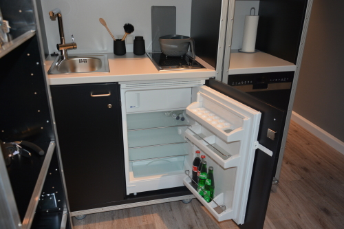 Küchenzeile mit Kühlschrank und Geschirrspüler