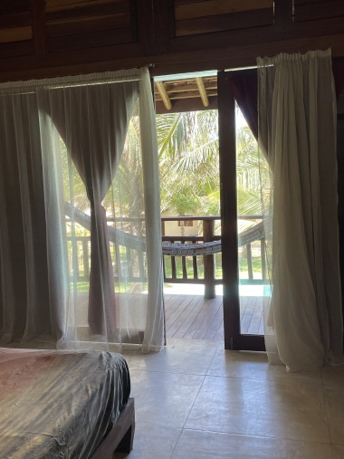 camera da letto vista balcone su piscina