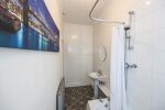 Bathroom w/bath tub