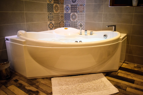 Luxury-House-Whirlpool bath-Mountain View