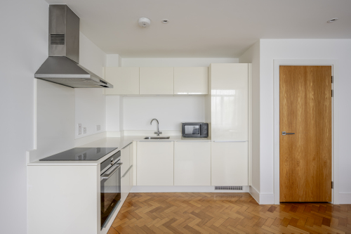Modern well equipped spacious kitchen, washing machine/dish washer/kettle/microwave/fridge freezer etc…