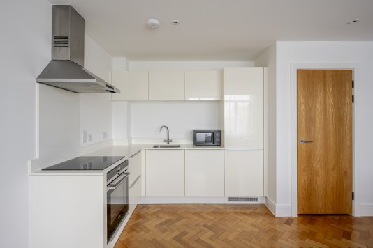 Modern well equipped spacious kitchen, washing machine/dish washer/kettle/microwave/fridge freezer etc…