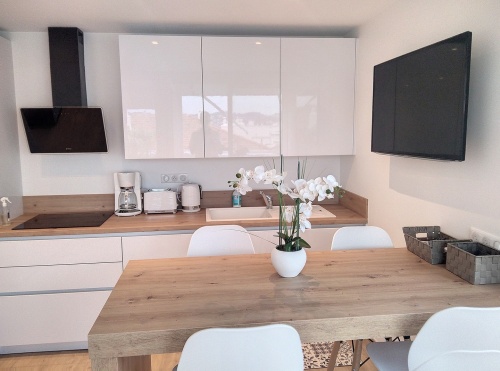 cuisine équipée et mange debout