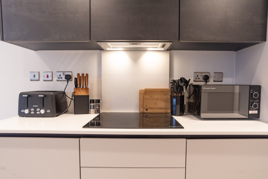 Fully equipped kitchen with hob, microwave, toaster and all the essentials for home cooking.