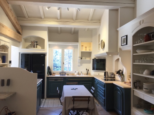La cuisine, dans la pièce à vivre