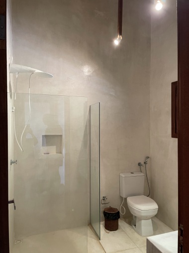 bagno con doccia acqua calda