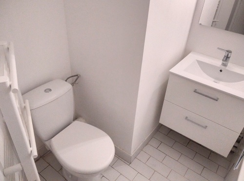 toilettes dans la salle de bain