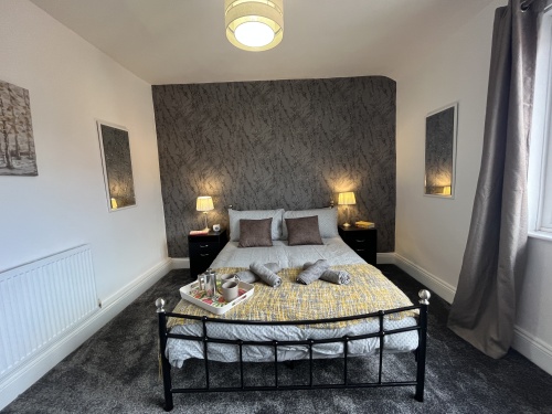 Modernised central Wigan townhouse sleeps up to 6 - bedroom 2 - Get a good nights rest in your comfy double bed