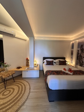 chambre, lit queen size, petit salon 