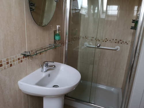 Double ensuite bathroom