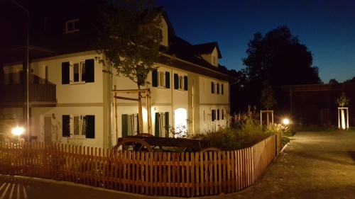 Einfahrt und Außenansicht