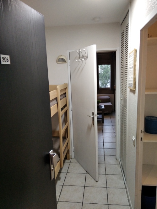 lits superposés dans l'entrée