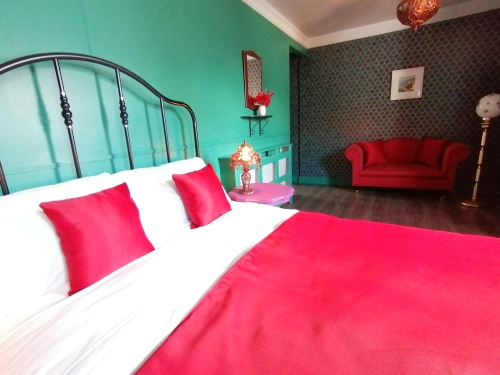 3 bedroom boutique art apartment with sea views