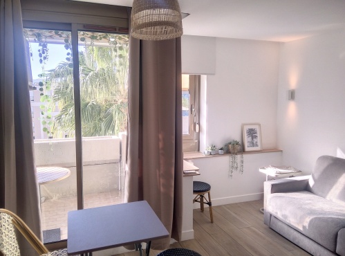 salon lumineux avec bureau 