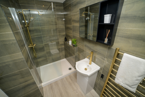 Bright and functional bathroom for a comfortable daily routine.