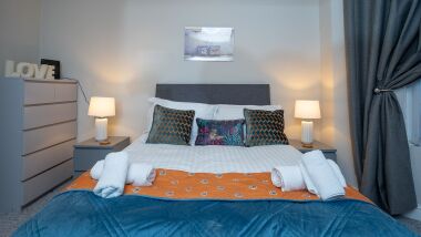 kingsize bed with hotel style linens