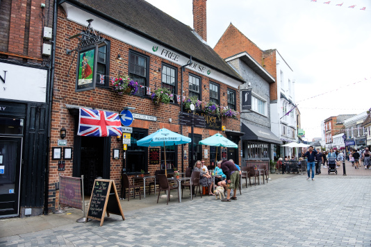 A pub on Peascod Street, Windsor