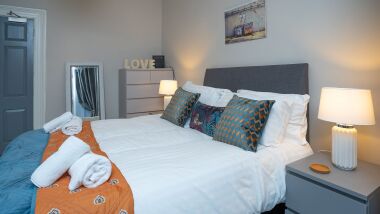 Spacious Stylish Bedroom 