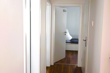 Gepflegter Zugang zu den einzelnen Wohnungen – ruhiges Wohnen im kleinen Mehrfamilienhaus.