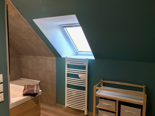 Salle de bain étage avec baignoire, lavabo, WC  et table à langer