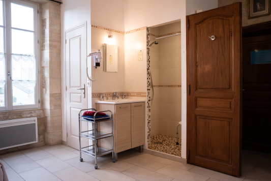 Douche et lavabo (Studio - 1er étage)