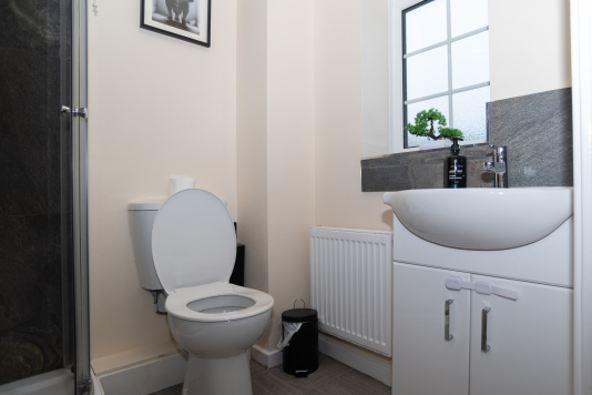 A bright, clean and spacious en suite off the master bedroom with shower, toilet and sink, complete with complimentary toiletries and fresh towels for the ultimate comfortable stay with Affluxi.