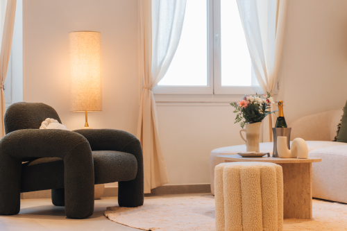 Salon élégant avec canapé et fauteuil