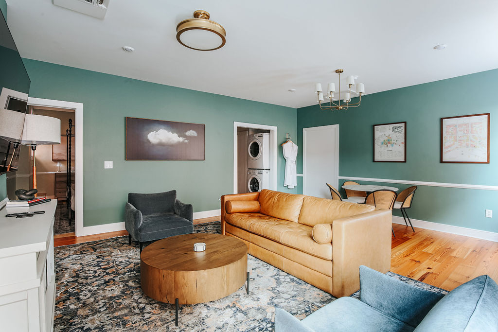 Suite 4-Family room-King-Private Bathroom