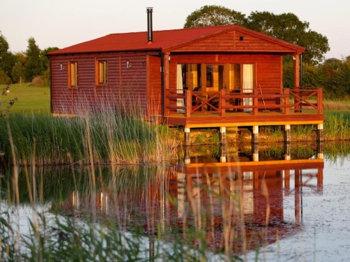 Lakeside Fishing Lodges - LOG CABIN