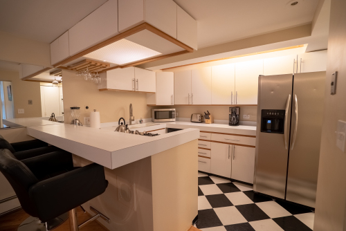 Kitchen Eat in Bar Area