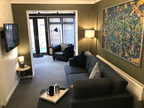 Lounge - Relax and stream your favourite show on the 43