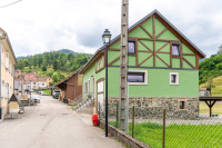 Vue du gîte depuis la petite rue calme de la scierie