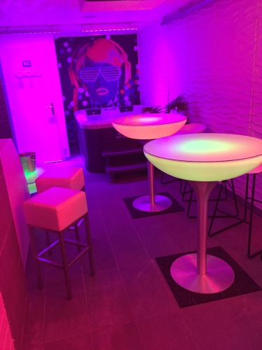Les bains Lounge mini discothèque  avec table led et bar 