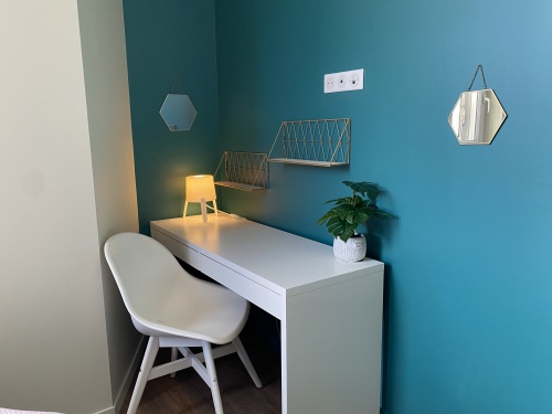 espace de travail dans la chambre
