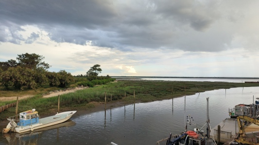 Vue depuis la terrasse de la Cabane n°3 sur le bassin et le sentier du Littoral