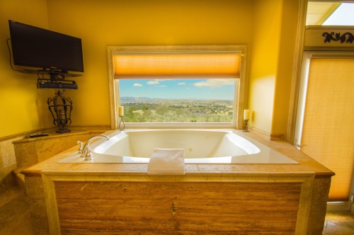 The Grand Manor Suite- Executive Jacuzzi Tub Vineyard View