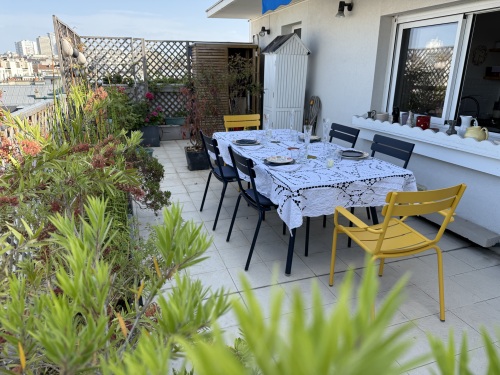 terrasse avec table de repas
