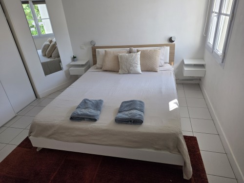 Chambre 1 avec lit Queen size 160 et salle d'eau avec douche privative