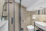 Salle de bain avec douche et w.c