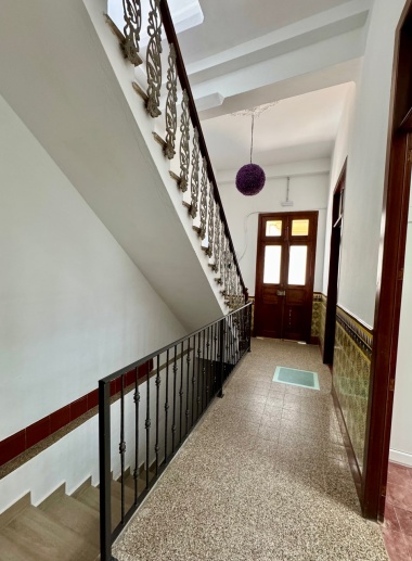 Eingangstür und Treppenhaus