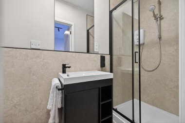 Deluxe Family Room Bathroom