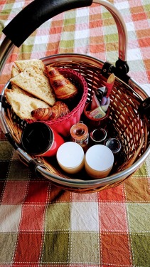 petit déjeuner(jus pressé, yaourth maison, croissants , pains, confitures, miel, boisson chaude