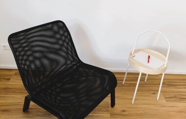 Zusätzliche Sitzmöglichkeit im Schlafzimmer – nutzbar als Leseecke oder für kleinere Pausen im Alltag.