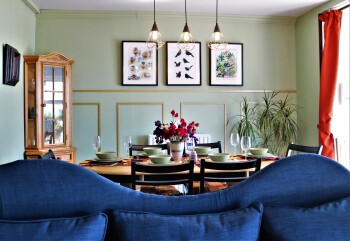 Salón - Restaurante - Table for six - surrounded with local artist prints