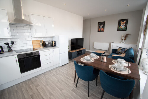 Ideal Lodgings in Walkden - Open plan kitchen dining for social gatherings