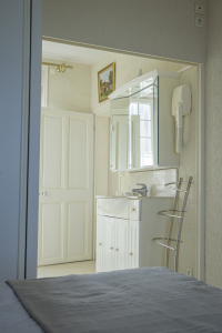 Accès de la salle de bain à partir de la chambre parentale