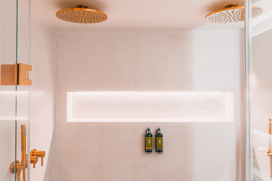 Salle de bain avec double pommeau de douche