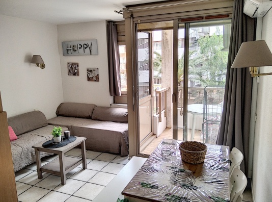 salle à manger donnant sur le balcon